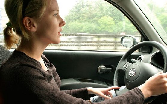 Las mujeres son mejores al volante según estudio: Revelaciones sobre la conducción femenina - Psico Fronteras