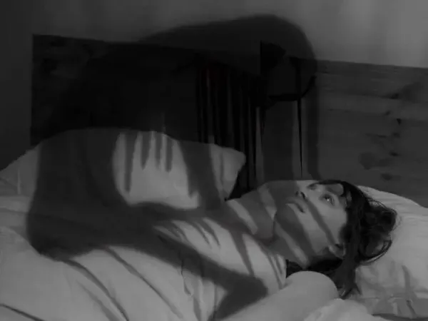 ¿Por qué me despierto a media noche y no puedo dormir? - Psico Fronteras