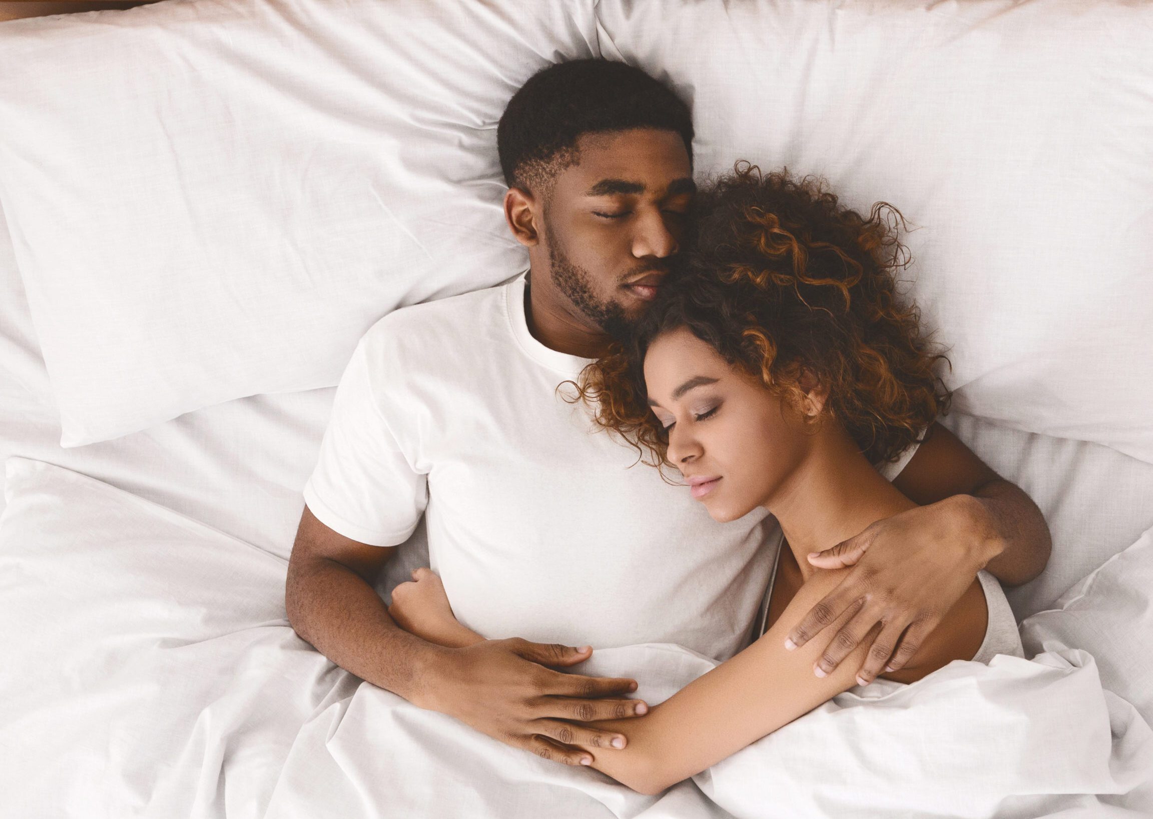 ¿De qué lado deben dormir las parejas para mejorar su relación? - Psico Fronteras