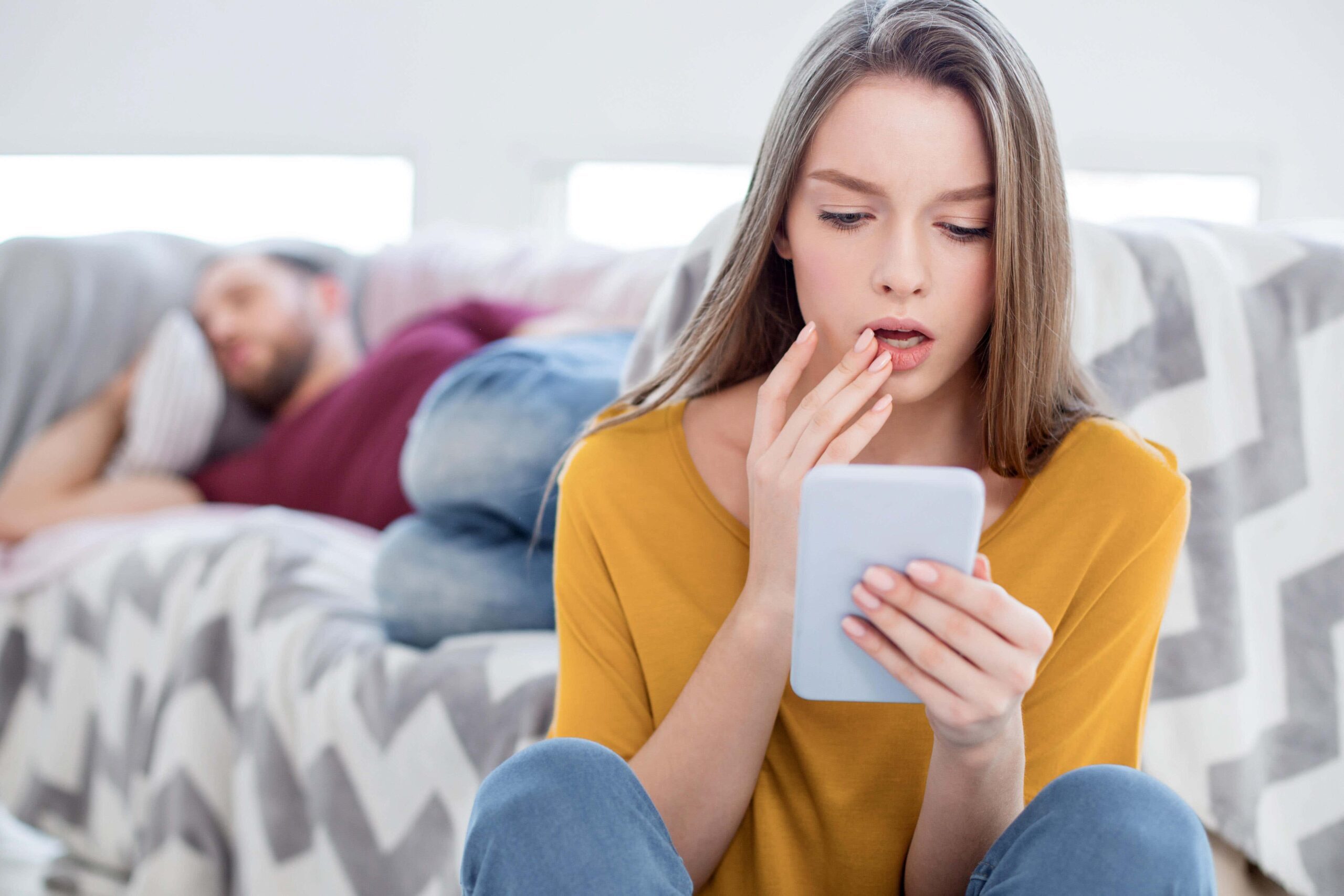 ¿Es sano revisar el celular de tu pareja? Claves para entender la confianza en la relación - Psico Fronteras