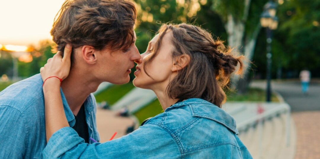 ¿Por qué un hombre besa a una mujer sin ser novios? Motivos y psicología detrás del gesto - Psico Fronteras