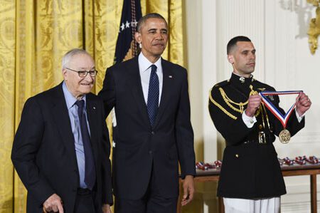 Albert Bandura Galardonado con la Medalla Nacional de la Ciencia: Un Reconocimiento a su Impacto en la Psicología - Psico Fronteras