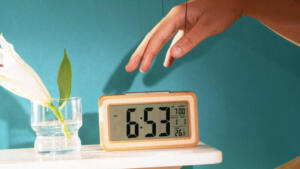 ¿Por qué nos despertamos antes de que suene la alarma? Un estudio revela la razón - Psico Fronteras