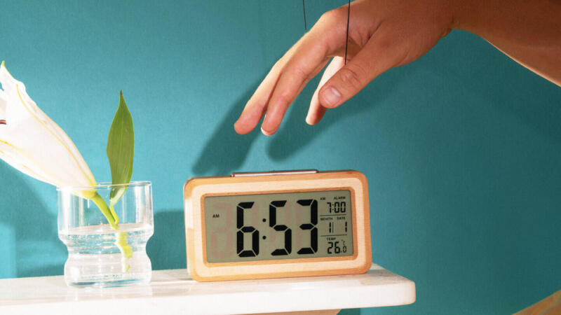 ¿Por qué nos despertamos antes de que suene la alarma? Un estudio revela la razón - Psico Fronteras